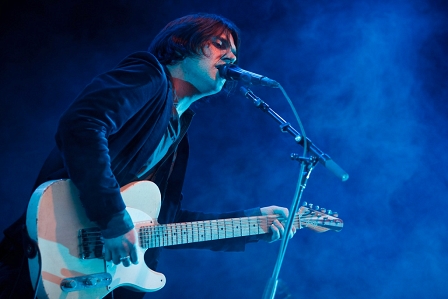 Conor Oberst mit Gitarre in der Wiener Arena